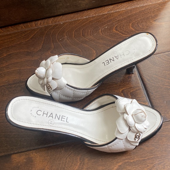Chanel Black & Ivory Camellia Sandal Heels white flower slide kitten heels sz 35 - Picture 2 of 5